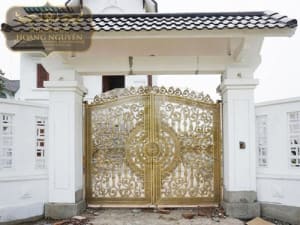Nhà thêm sang chảnh với cổng nhôm đúc